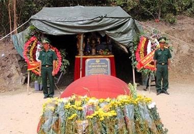 Mưa bão nhưng mộ Đại tướng Võ Nguyên Giáp vẫn được canh giữ cẩn thận